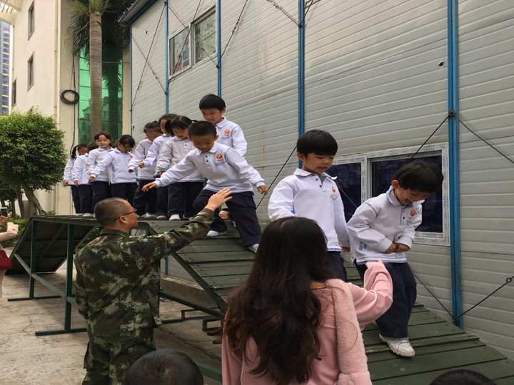 公明中英文学校OA、OB班到公明消防中队进行
