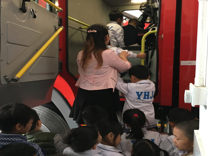公明中英文学校OA、OB班到公明消防中队进行