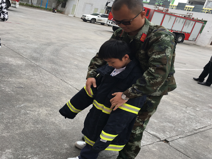 公明中英文学校OA、OB班到公明消防中队进行