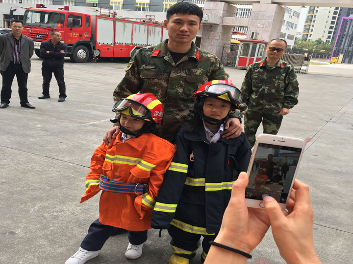 公明中英文学校OA、OB班到公明消防中队进行