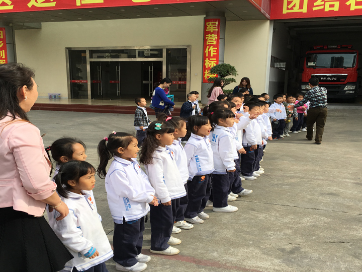 公明中英文学校OA、OB班到公明消防中队进行