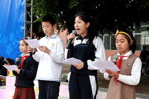 11、图为开学典礼上学生代表发言