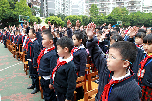 03、图为开学典礼升国旗时国际部学生行队礼