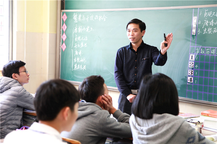 01.图为陈双新老师上历史公开课