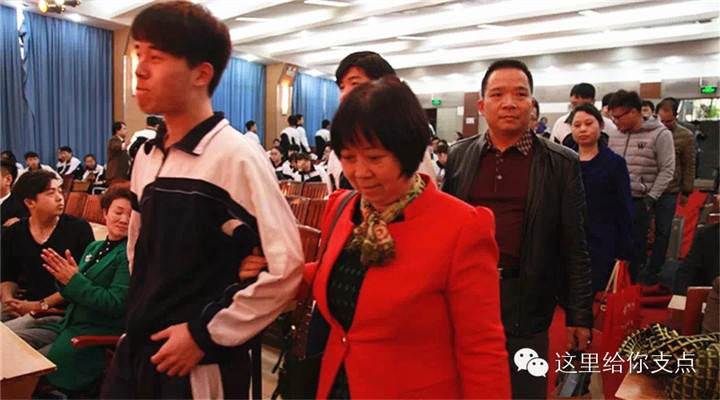 龙华中英文实验学校举行高三“十八岁成人礼”暨“圆梦高考百日誓师大会”