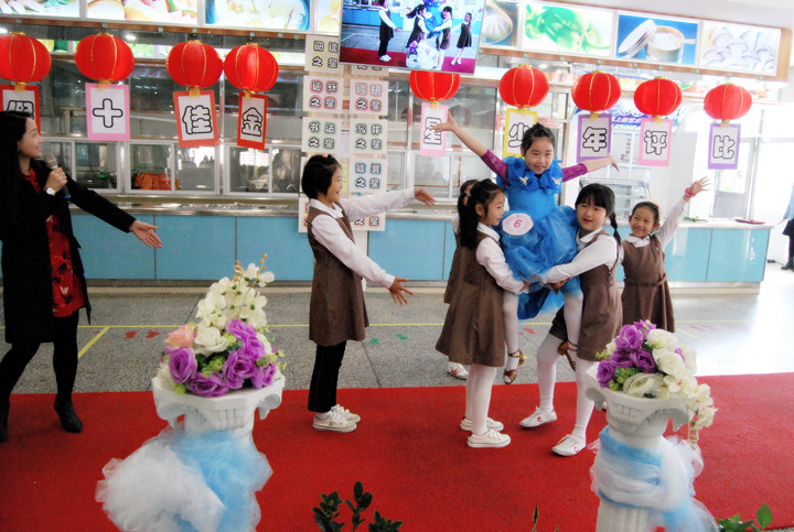 公明中英文学校：啦啦队员齐呐喊，十佳少年展风采