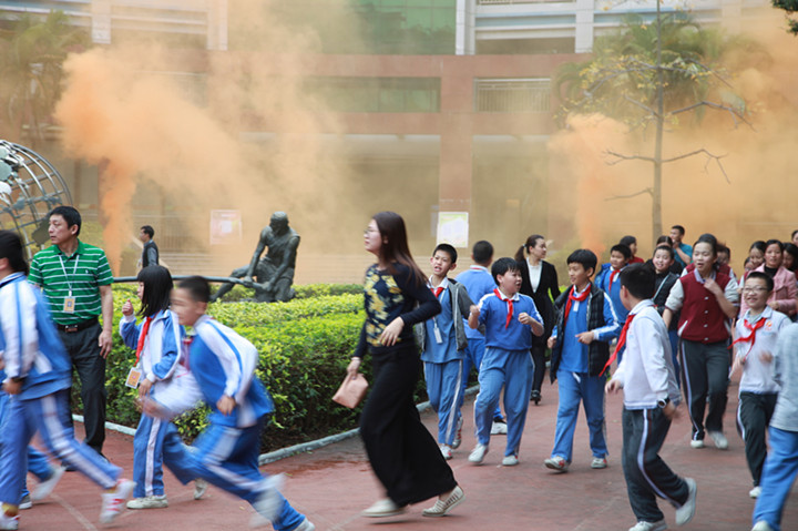 每学期都有疏散逃生演练？这就对了！ ——龙华中英文实验学校举行消防安全疏散演练 