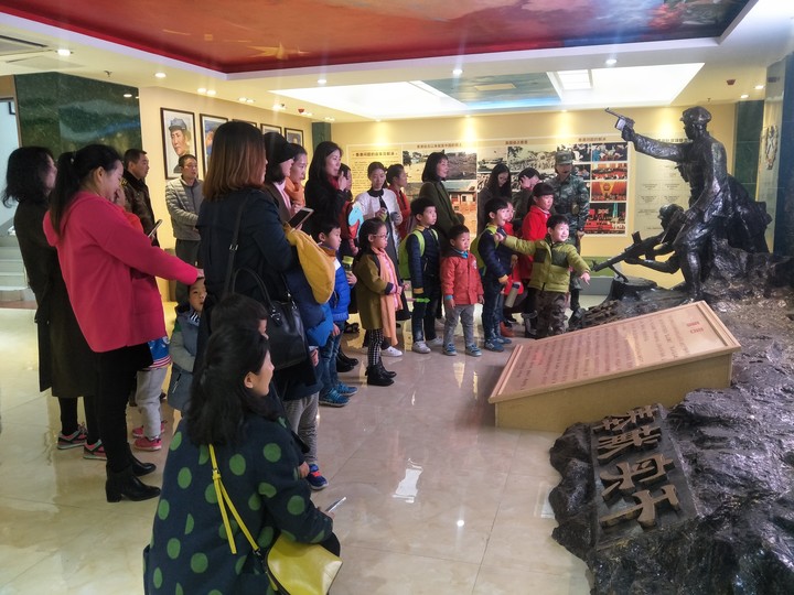 游玩版画村 走进驻港部队——公明二幼小五班春季实践活动报道