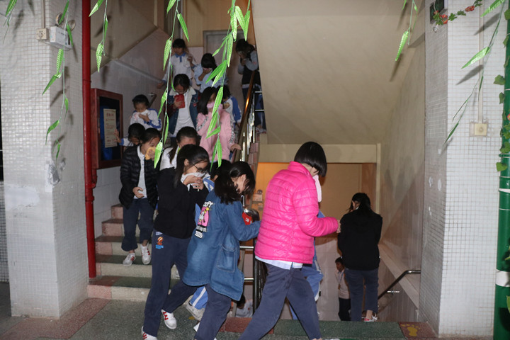 公明中英文学校举行住宿生消防演练