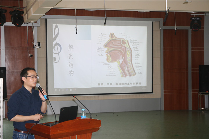 公明中英文学校请专家教老师如何保护嗓子