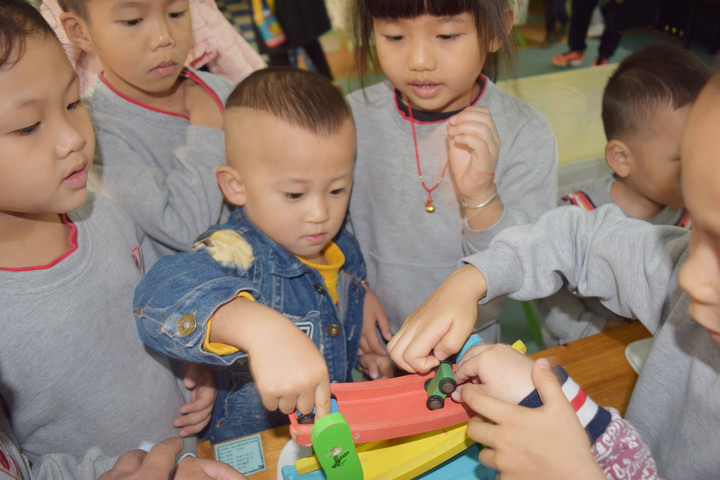 小小的手儿，大大的爱 ——少年宫小宝宝到公明二幼观摩体验啦