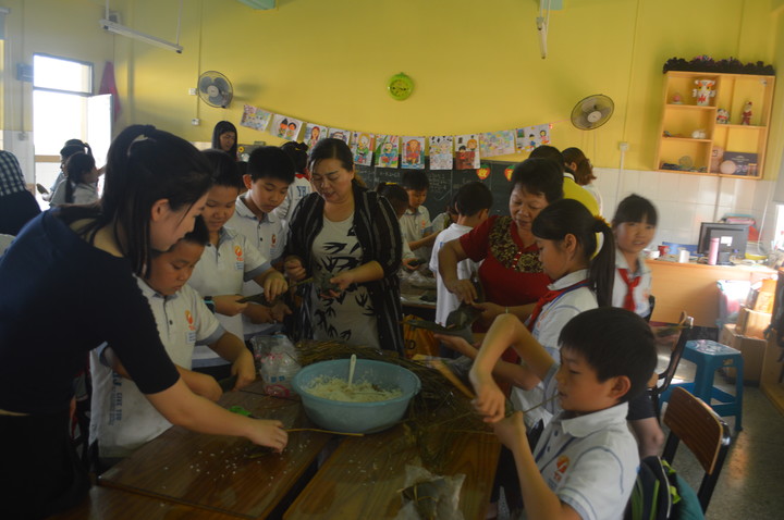 学包粽子 弘扬传统文化