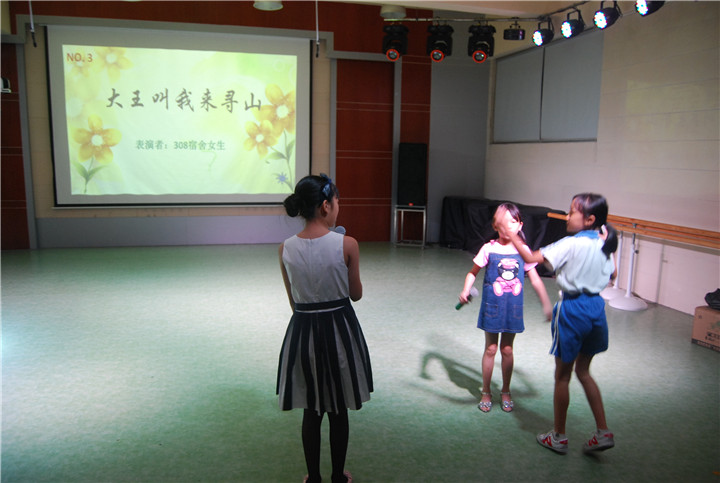 公明中英文学校举办住宿生生日晚会