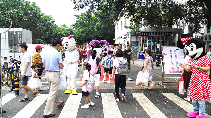 喜迎新老同学返校，乐绘美好教育蓝图,开学欢迎礼别具特色