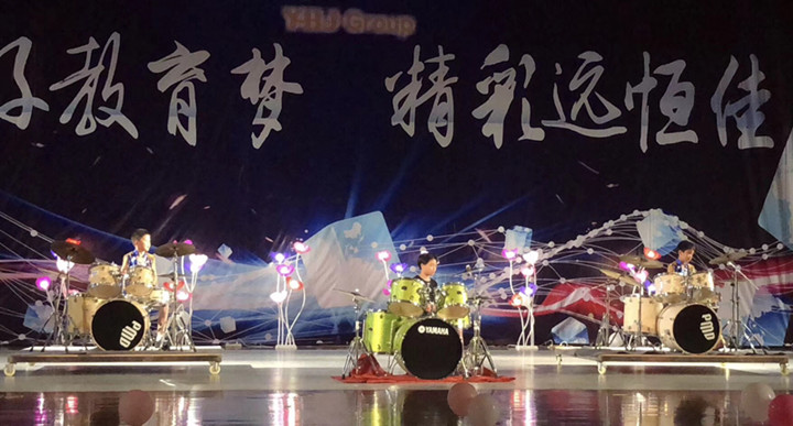首先带来的是由架子鼓及中国舞四级班共同组成60人的开场舞,为本次艺术节活动拉开了序幕,跟我们嗨起来吧! 像一颗海草海草海草海草。随波飘摇,像一颗海草海草,浪花里舞蹈...... 伴随着音乐《海草》响起来,一群欢乐的孩子们和架子鼓踩着节奏灵活地摆动起来。 主持人闪亮上场,由小主持人二级班魏老师和小主持初级班陈老师及学生同台主持,共25人组成一道美丽的风景线,在主持人热情洋溢的解说下,各项表演悉数登场。 第一篇章《育佳子》 中国舞三级班《天天向上》 《好好学习,天天向上》这句话我们要牢记在心上,为父母争