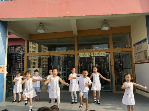 《安全在我心》——碧水龙庭幼儿园大二班主题晨会
