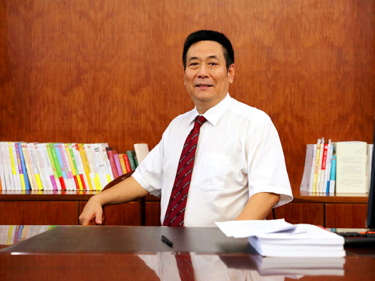 毕国军：教育学博士、深圳市名校长